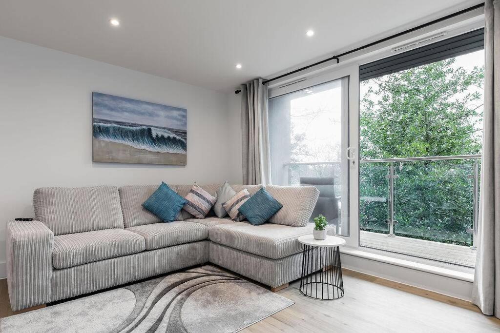 Stylish Town Centre Apartment, W Parking, Nr Beach Борнмут Экстерьер фото