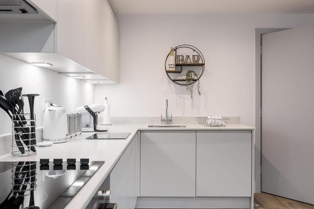Stylish Town Centre Apartment, W Parking, Nr Beach Борнмут Экстерьер фото